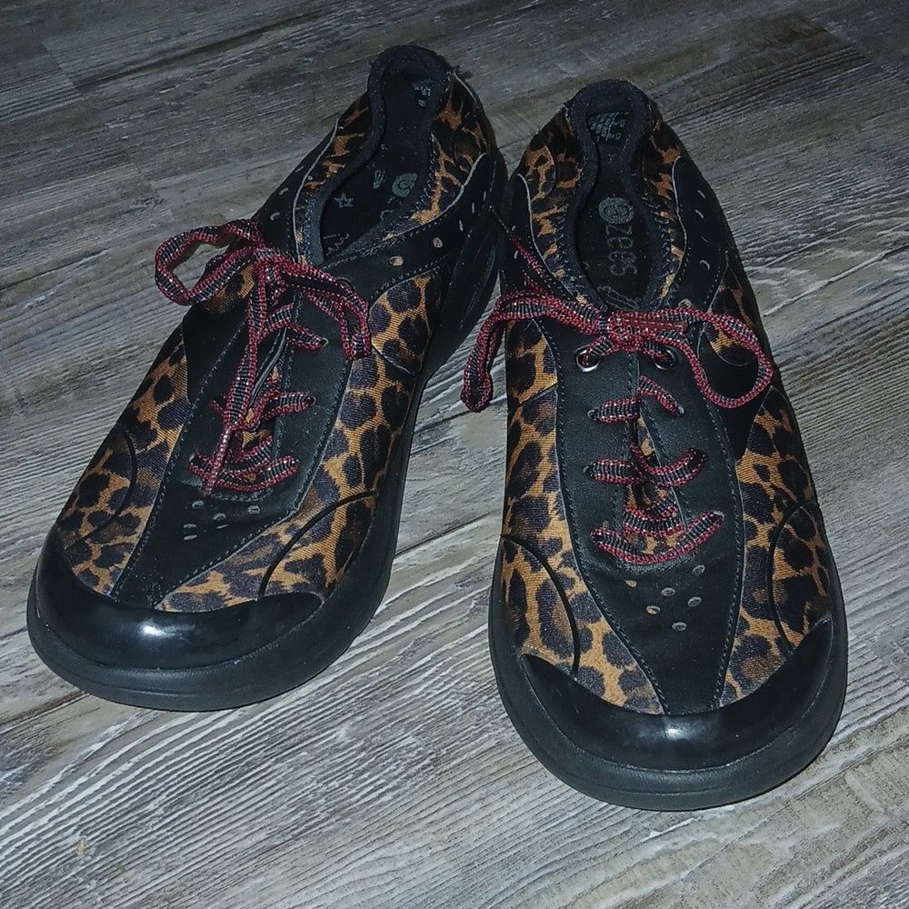 BZees Regal  Athleisure Leopard Print Fabric Low Top Sneakers  Sz  8  EUC